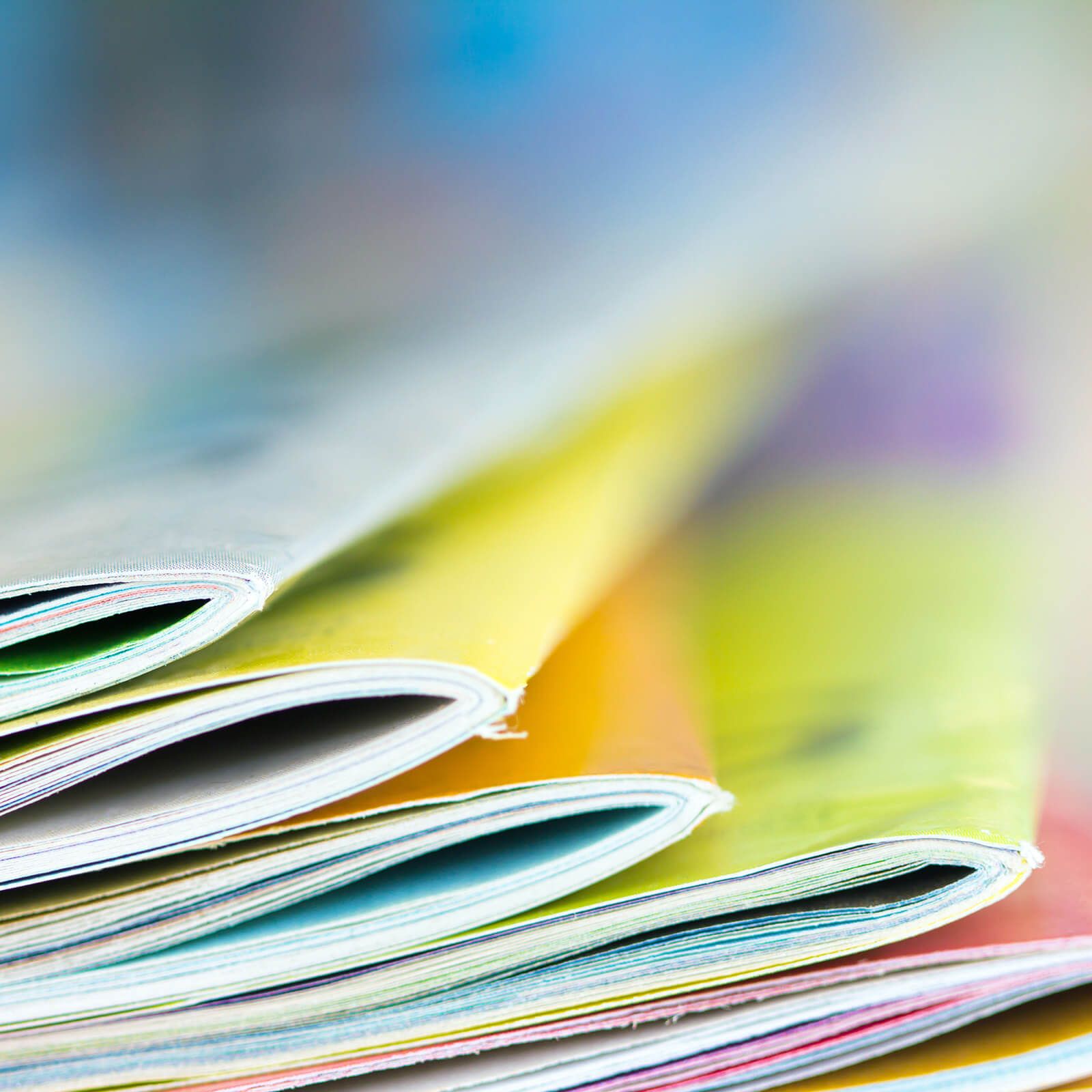 Mehere bunte Hefte gestapelt