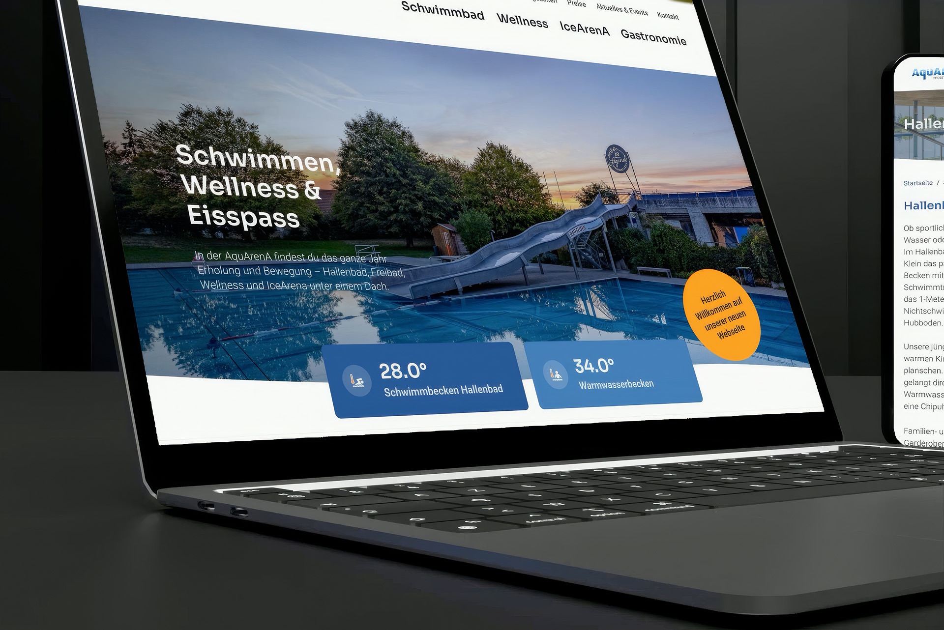 Laptop-Bildschirm zeigt eine Website mit einem Pool, Rutschbahn und Text Schwimmen, Wellness & Eisspass sowie