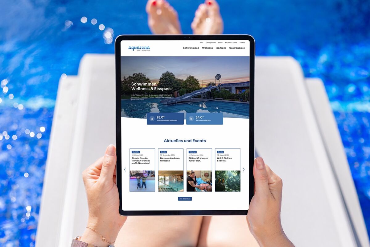 Eine Person hält ein Tablet mit einer Schwimmbad Website am Pool