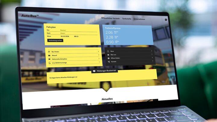 Laptop mit geöffneter Webseite und Fahrplananzeige