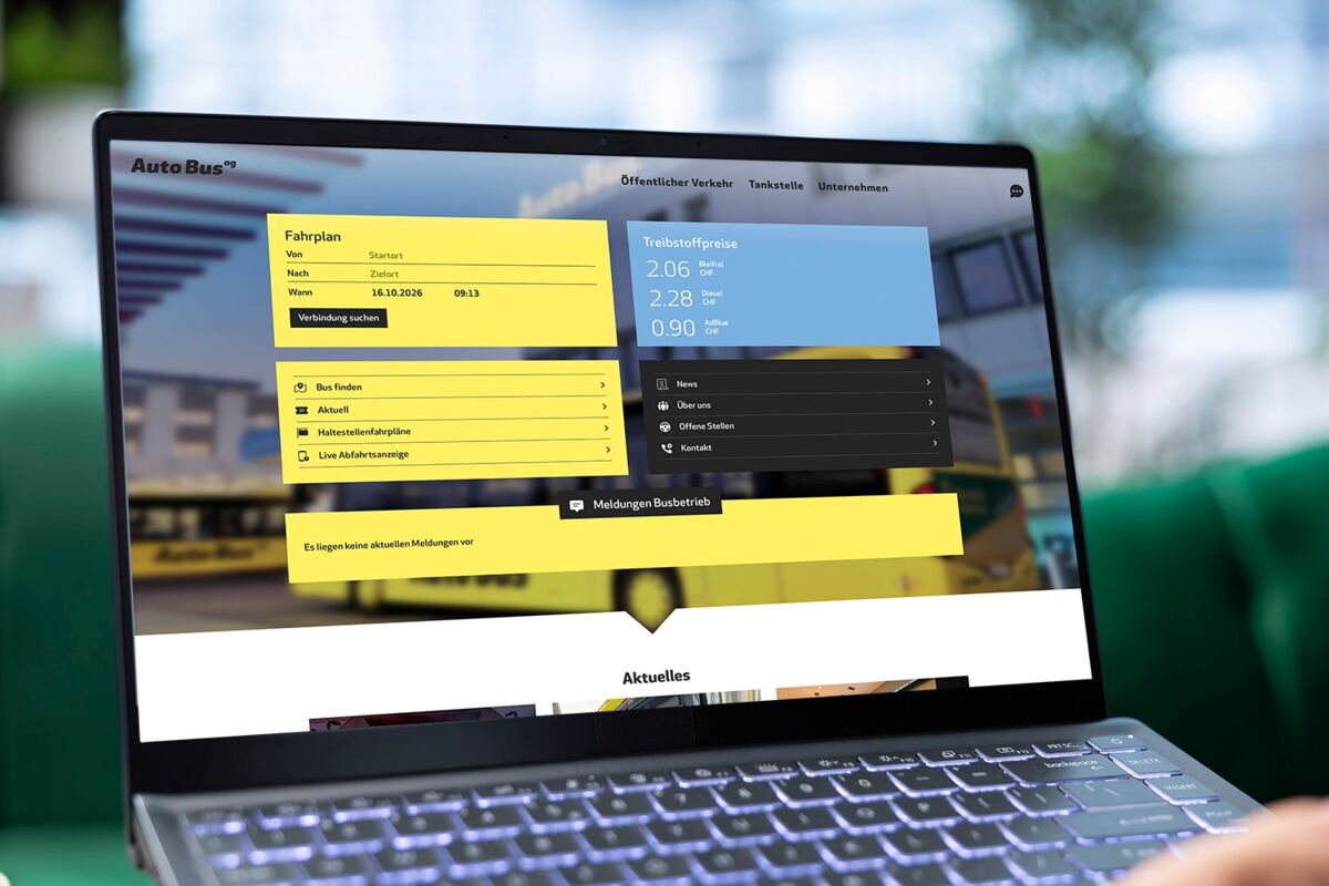 Laptop mit geöffneter Webseite und Fahrplananzeige