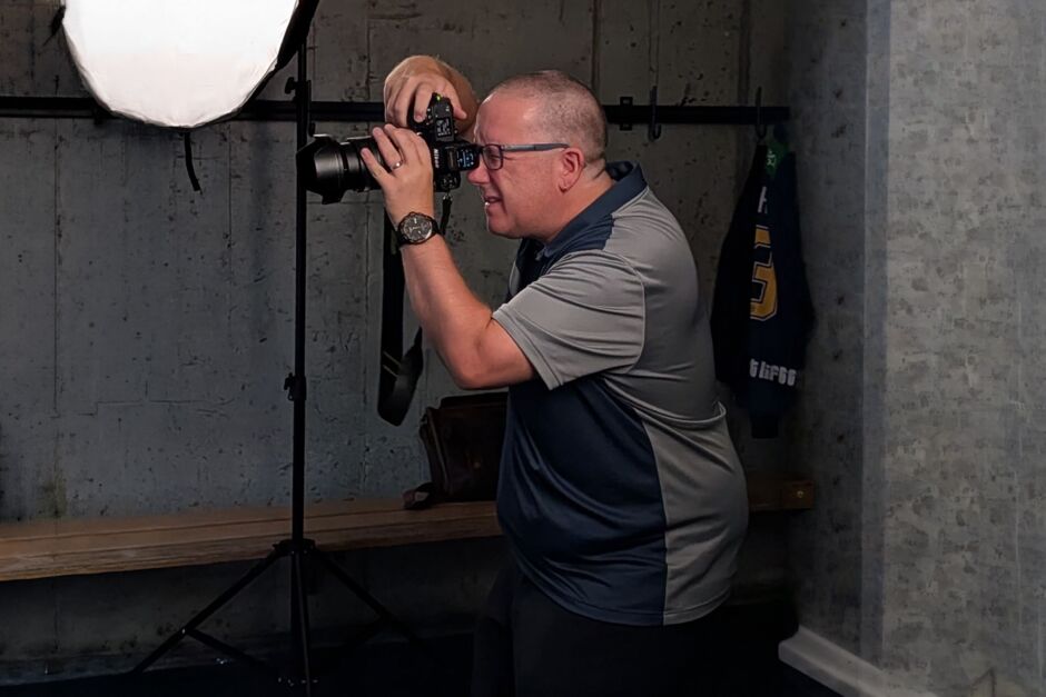 Michael Wüthrich fotografiert mit Studioblitz die Spieler vom SCL