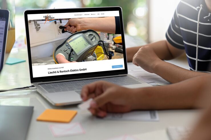 Webseite Liechti & Rentsch Elektro GmbH wid angezeigt in geöffnetem Laptop während Besprechung