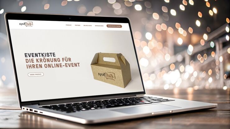 Offener Laptop zeigt eine Webseite mit einer Produktbox vor unscharfen Lichtern im Hintergrund