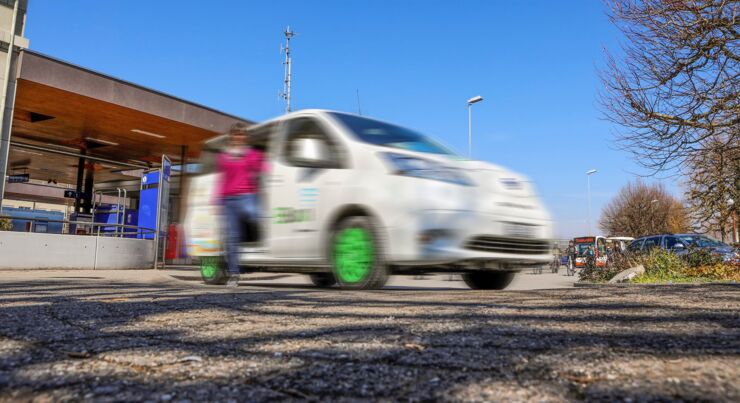 Gast steigt aus Taxi aus. Bildanzeige in Motion